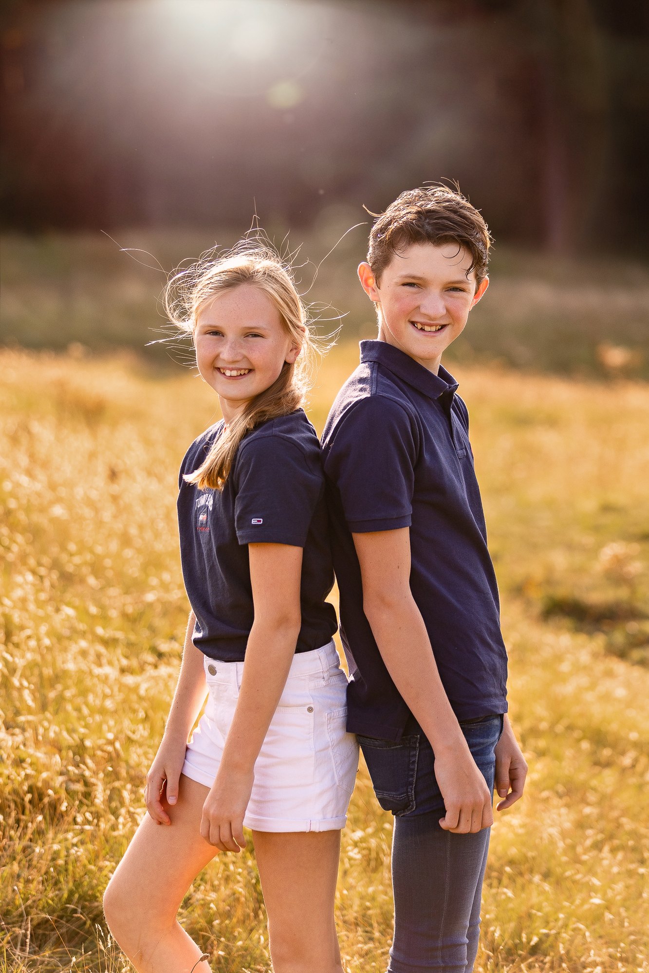Broer en zus samen in een veld met hoog gras